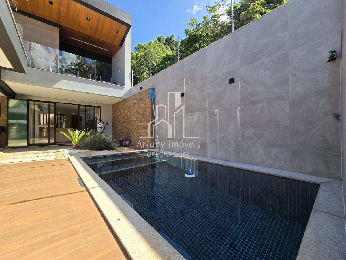 Casa Contemporânea com 3 suítes • Vargem Pequena - Ariany Imóveis e Consultoria Imobiliária